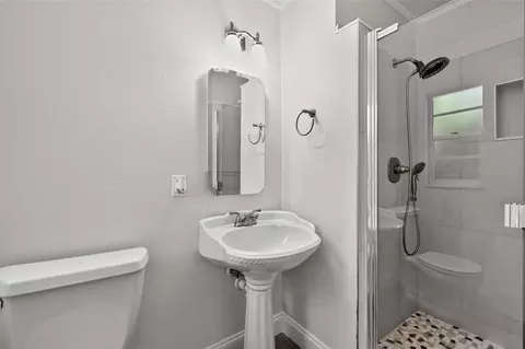 Bath - 1856 Jackson Ave, Melbourne, FL 32935 photo 1 of 2