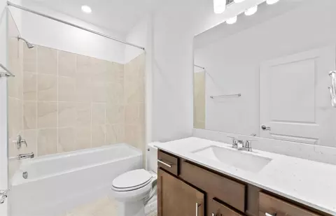Bath - 9883 Hickory Pines Ave, Riverview, FL 33578 photo 3 of 3