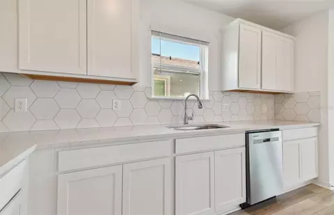 Kitchen - 10238 Cross River Trl, Parrish, FL 34219 photo 2 of 3