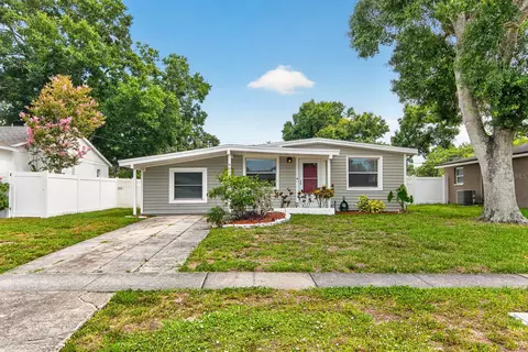 9042 Southern Comfort Dr, Largo, FL 33773