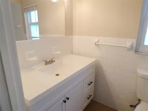 Bath - 1622 17th St E, Bradenton, FL 34208 photo 3 of 5