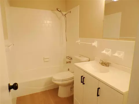 Bath - 1622 17th St E, Bradenton, FL 34208 photo 4 of 5