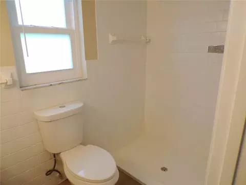 Bath - 1622 17th St E, Bradenton, FL 34208 photo 2 of 5