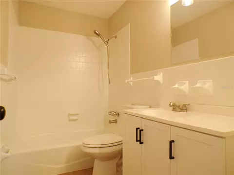 Bath - 1622 17th St E, Bradenton, FL 34208 photo 5 of 5