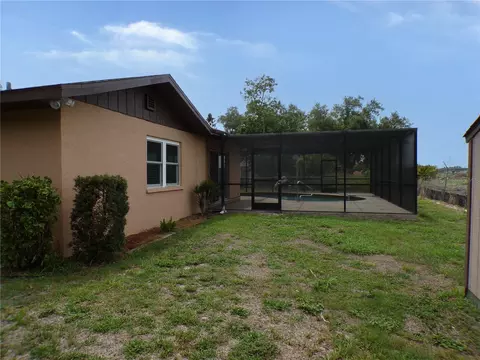 Exterior - 1622 17th St E, Bradenton, FL 34208 photo 7 of 8