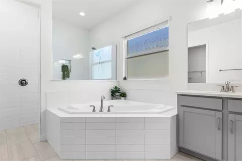 Bath - 12211 Violet Jasper Dr, Parrish, FL 34219 photo 2 of 5