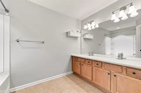 Bath - 2109 Wild Grape Pl, Riverview, FL 33578 photo 2 of 4
