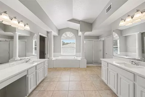 Bath - 6112 Cezanne Ave, Lutz, FL 33558 photo 2 of 4