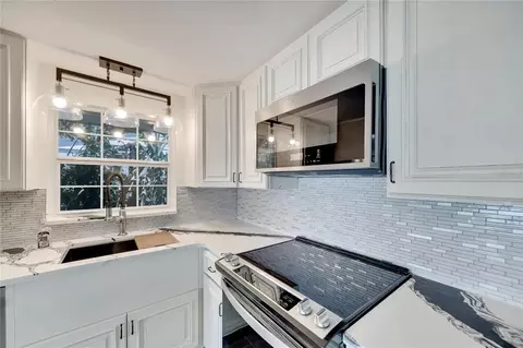 Kitchen - 9307 River Cove Dr, Riverview, FL 33578 photo 5 of 9