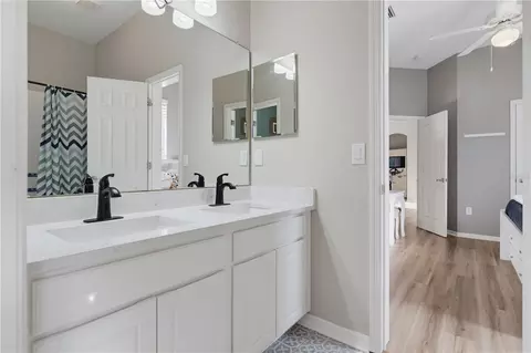 Bath - 11704 Newberry Grove Loop, Riverview, FL 33579 photo 5 of 10