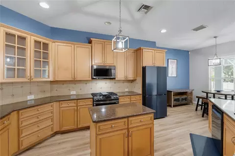 Kitchen - 11704 Newberry Grove Loop, Riverview, FL 33579 photo 3 of 9