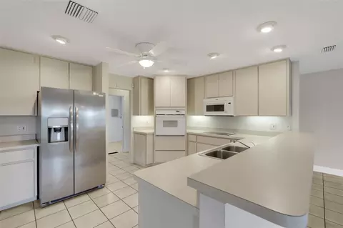 Kitchen - 36343 Calhoun Rd, Eustis, FL 32736 photo 3 of 4