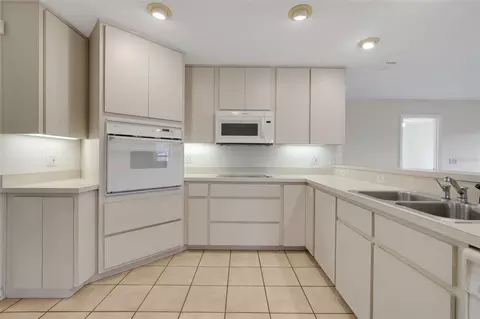 Kitchen - 36343 Calhoun Rd, Eustis, FL 32736 photo 2 of 4