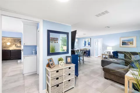 Entry Way - 1070 Mccarty St, Dunedin, FL 34698 photo 2 of 2