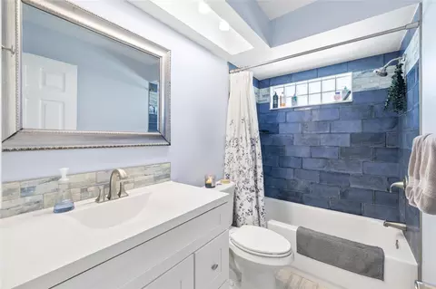Bath - 1070 Mccarty St, Dunedin, FL 34698 photo 3 of 3