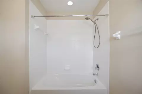 Bath - 6924 Towering Spruce Dr, Riverview, FL 33578 photo 2 of 4