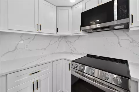 Kitchen - 522 Highview Cir N, Brandon, FL 33510 photo 4 of 5