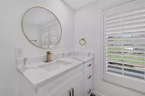 Bath - 522 Highview Cir N, Brandon, FL 33510 photo 4 of 7