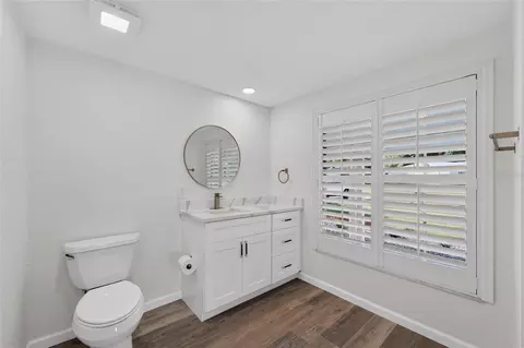 Bath - 522 Highview Cir N, Brandon, FL 33510 photo 2 of 7