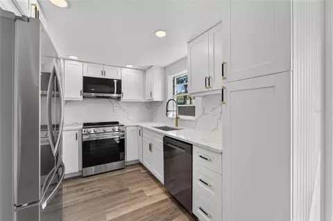 Kitchen - 522 Highview Cir N, Brandon, FL 33510 photo 2 of 5