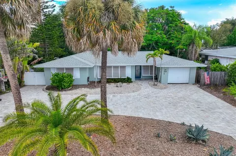 326 Mehlenbacher Rd, Belleair, FL 33756