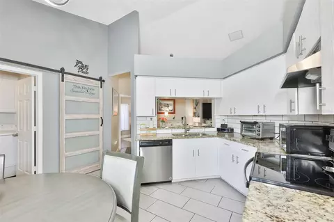 Kitchen - 13403 Beechberry Dr, Riverview, FL 33579 photo 3 of 4