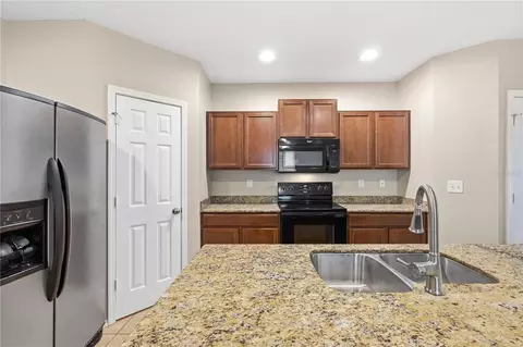 Kitchen - 4715 Chatterton Way, Riverview, FL 33578 photo 2 of 7