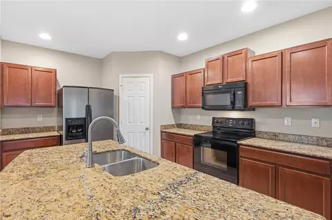 Kitchen - 4715 Chatterton Way, Riverview, FL 33578 photo 4 of 7