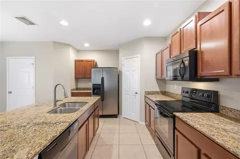 Kitchen - 4715 Chatterton Way, Riverview, FL 33578 photo 5 of 7