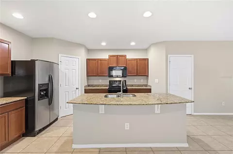 Kitchen - 4715 Chatterton Way, Riverview, FL 33578 photo 3 of 7