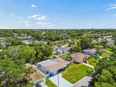 View/Area - 3282 Honeysuckle Rd, Largo, FL 33770 photo 13 of 20
