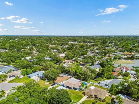 View/Area - 3282 Honeysuckle Rd, Largo, FL 33770 photo 16 of 20