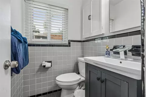 Bath - 3282 Honeysuckle Rd, Largo, FL 33770 photo 3 of 7