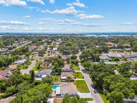View/Area - 3282 Honeysuckle Rd, Largo, FL 33770 photo 12 of 20