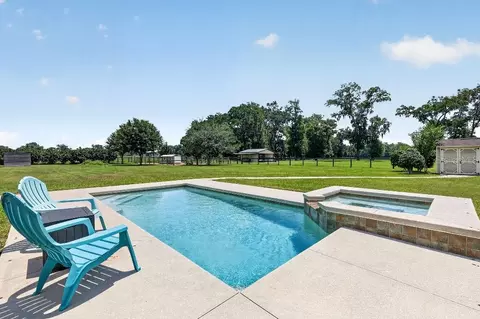 Exterior - 2556 NE 120th St, Anthony, FL 32617 photo 9 of 13