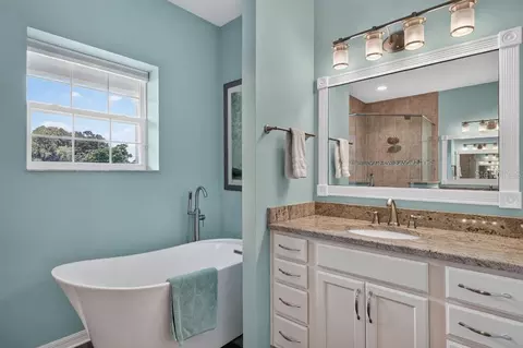Bath - 2556 NE 120th St, Anthony, FL 32617 photo 1 of 5