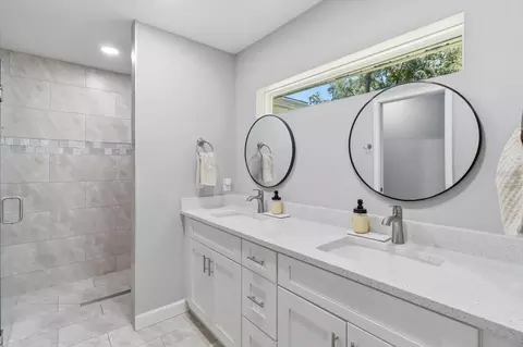 Bath - 232 E Falcon St, Dunnellon, FL 34434 photo 3 of 5