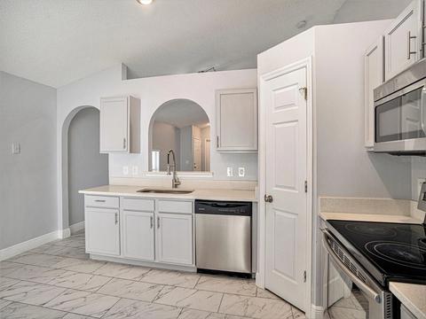 Kitchen - 11433 Ivy Flower Loop, Riverview, FL 33578 photo 2 of 3