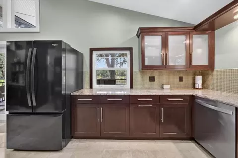Kitchen - 11302 Sandpine Rd, Riverview, FL 33569 photo 6 of 8