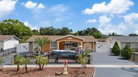8318 Drycreek Dr, Tampa, FL 33615
