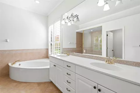 Bath - 13860 Siena Loop, Bradenton, FL 34202 photo 5 of 8