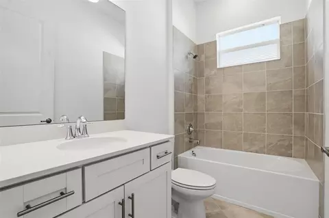 Bath - 13260 Tulum Loop, Venice, FL 34293 photo 1 of 3