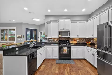 Kitchen - 6144 Cliff House Ln, Riverview, FL 33578 photo 4 of 5