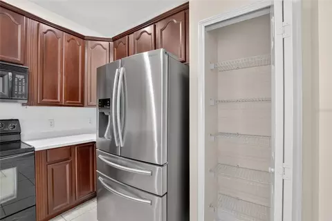 Kitchen - 132 Shell Falls Dr, Apollo Beach, FL 33572 photo 3 of 4