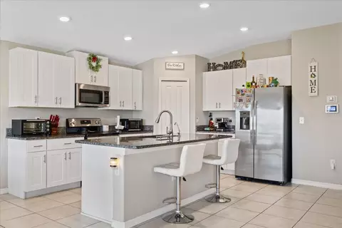 Kitchen - 11803 Blackeyed Susan Dr, Riverview, FL 33579 photo 3 of 4
