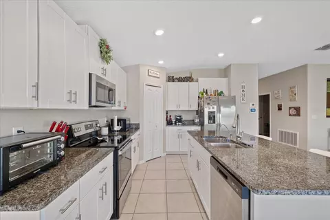 Kitchen - 11803 Blackeyed Susan Dr, Riverview, FL 33579 photo 4 of 4