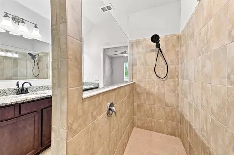 Bath - 11716 Brighton Knoll Loop, Riverview, FL 33579 photo 4 of 5