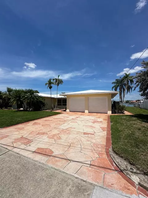 732 Pruitt Dr, Saint Petersburg, FL 33708