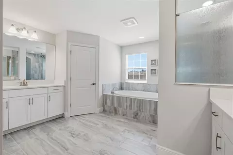 Bath - 12970 Steed Trace Loop, Lithia, FL 33547 photo 2 of 8