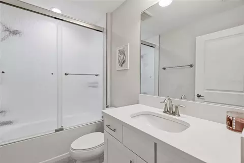 Bath - 12970 Steed Trace Loop, Lithia, FL 33547 photo 8 of 8
